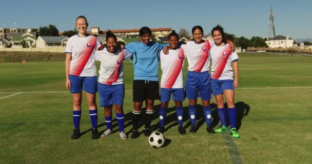 Vista Frontal Del Diverso Equipo Femenino Fútbol Pie Brazo Brazo — Vídeos de Stock