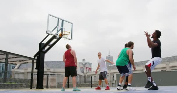 非裔美国人篮球运动员在篮球场上投掷篮球的侧视图 他们在一起玩4K — 图库视频影像