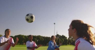 Farklı kadın futbol takımı eğitim yan görünümü futbol sahasında diğer oyuncular ile geçmek için. 4k