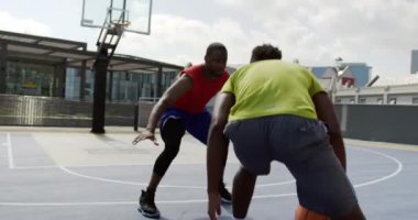 Basketbol sahasında basketbol oynayan Afrikalı-Amerikalı basketbolcuların ön görünümü. Basketbol 4k kaçmak vardır