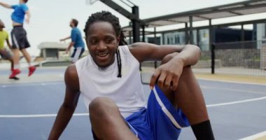 Afro-Amerikan basketbolcu mahkemede basketbol oynamak için kalkmak ön görünümü. O 4k gülümsüyor