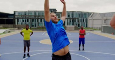 Basketbol sahasında basketbol oynayan çok ırklı basketbolcuların düşük açılı görünümü. Onlar bir gol 4k yapıyoruz