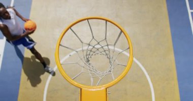 Basketbol sahasında basketbol oynayan Afrikalı-Amerikalı basketbolcuların yüksek açı görünümü. Onlar bir gol 4k yapıyoruz