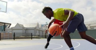 Basketbol sahasında basketbol oynayan Afrikalı-Amerikalı basketbolcuların ön görünümü. Basketbol 4k kaçmak vardır