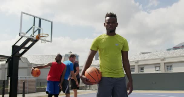 Afro Amerikan Basketbolcu Mahkemede Basketbol Ile Ayakta Görünümü Kamera Bakıyor — Stok video