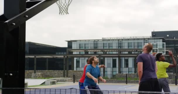 Vista Frontal Jugadores Baloncesto Multiétnicos Jugando Baloncesto Cancha Baloncesto Están — Vídeo de stock