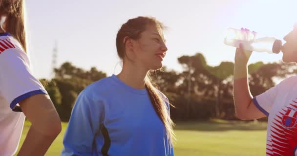 Вид Сбоку Женщин Футболистов Пьющих Воду Своими Товарищами Команде Футбольном — стоковое видео