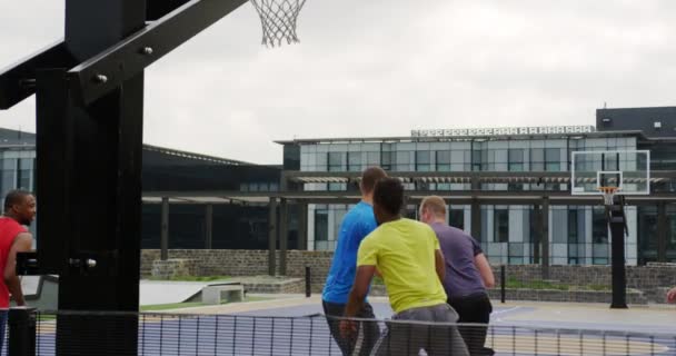 Vista Frontal Jugadores Baloncesto Multiétnicos Jugando Baloncesto Cancha Baloncesto Están — Vídeo de stock