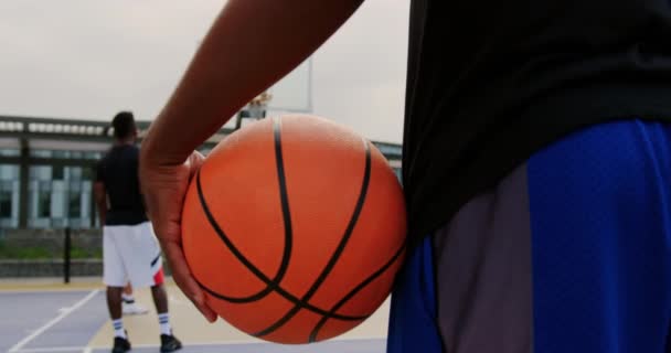 Mittelteil Des Basketballspielers Hält Basketball Basketballfeld Andere Spieler Die Hintergrund — Stockvideo