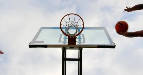 Basketbol Sahasında Basketbol Oynayan Çok Irklı Basketbolcuların Düşük Açılı Görünümü — Stok video