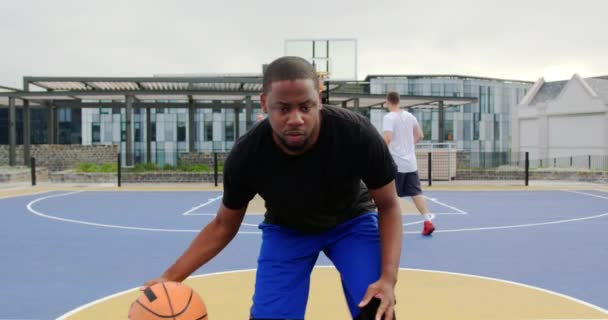 Vooraanzicht Van Afro Amerikaanse Basketballer Die Basketbal Speelt Het Basketbalveld — Stockvideo