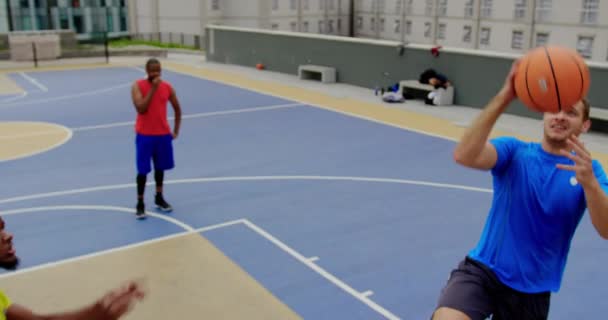 Basketbol Sahasında Basketbol Oynayan Çok Irklı Basketbolcuların Düşük Açılı Görünümü — Stok video