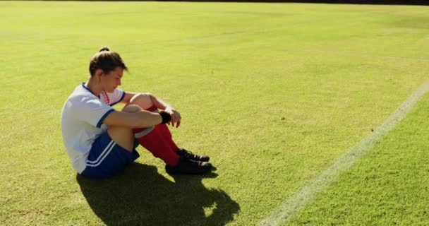 Vista Frontal Joven Futbolista Caucásica Sentada Medio Del Campo Fútbol — Vídeo de stock