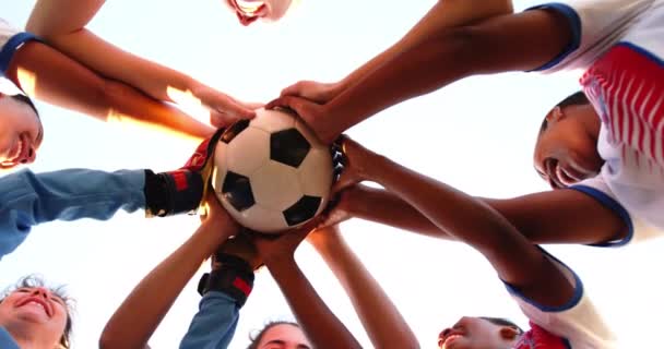 阳光明媚的一天 不同女足队在足球场上一起控球的低角度视角 — 图库视频影像