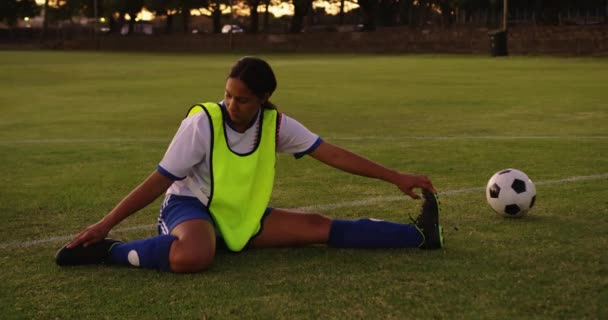 Framsidan Mixed Race Kvinnlig Fotbollsspelare Stretching Benen Marken Fotbollsplan — Stockvideo