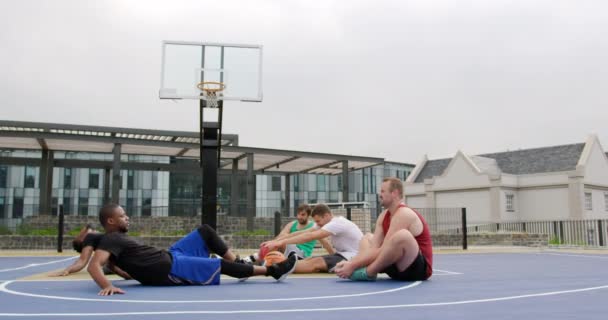 Seitenansicht Von Multiethnischen Basketballspielern Die Auf Dem Basketballplatz Trainieren Sie — Stockvideo