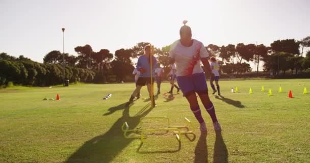 Çeşitli Kadın Futbol Takımı Eğitim Futbol Sahası Atlama Görünümü — Stok video