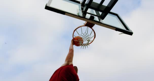 Tiefansicht Des Kaukasischen Basketballspielers Beim Basketballspielen Auf Dem Basketballplatz — Stockvideo