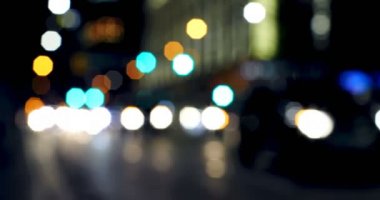 Gece sokakta araba ışıkları renkli bokeh ön görünümü. Yolda 4k sürme Arabalar