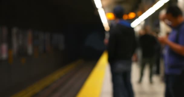 Zijaanzicht Van Forenzen Wachten Trein Metro Platform Wazig Metro Platform — Stockvideo