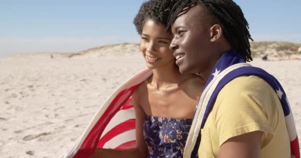 Vista Lateral Una Pareja Afroamericana Envuelta Bandera Americana Sentados Juntos — Vídeos de Stock