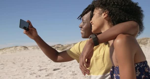 Sahilde Cep Telefonuyla Selfie Çeken Afrikalı Amerikalı Çiftin Yan Görüntüsü — Stok video