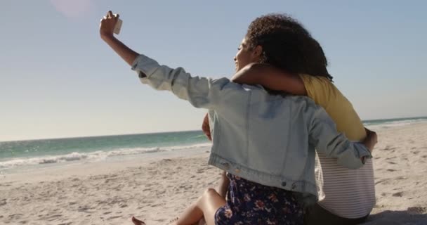 Vista Trasera Pareja Afroamericana Tomando Selfie Con Teléfono Móvil Playa — Vídeo de stock