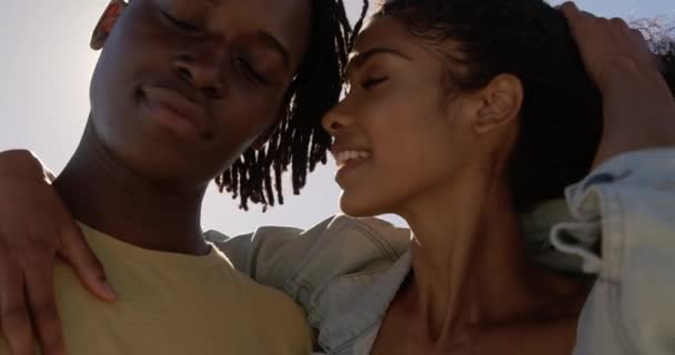 Vooraanzicht Van Afro Amerikaanse Echtpaar Omarmt Elkaar Het Strand Glimlachen — Stockvideo