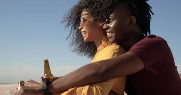 Zijaanzicht Van Afro Amerikaanse Echtpaar Omarmt Elkaar Het Strand Glimlachen — Stockvideo