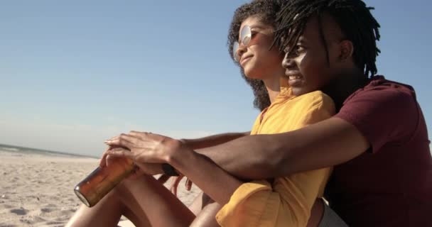 Vista Lateral Casal Afro Americano Abraçando Praia Eles Estão Sorrindo — Vídeo de Stock