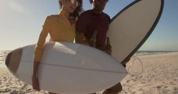 Vue Latérale Couple Afro Américain Marchant Avec Une Planche Surf — Video