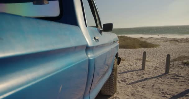 Pick Truck Geparkeerd Het Strand Prachtige Zee Achtergrond — Stockvideo