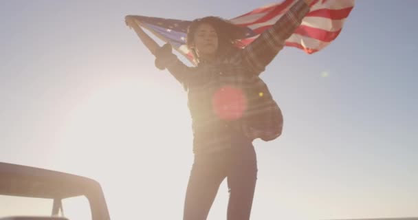 Vista Ángulo Bajo Mujer Afroamericana Pie Con Bandera Americana Ondeando — Vídeo de stock