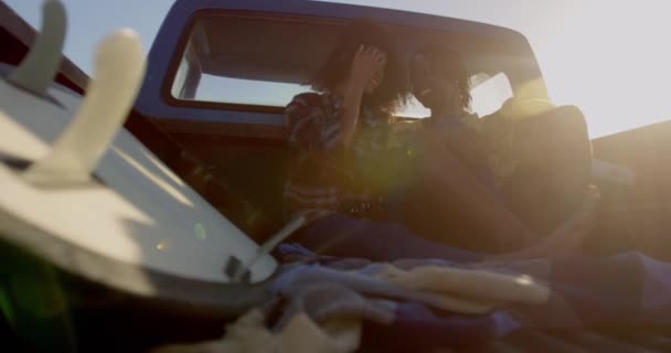 Frontansicht Eines Afrikanisch Amerikanischen Paares Das Einem Pickup Truck Strand — Stockvideo