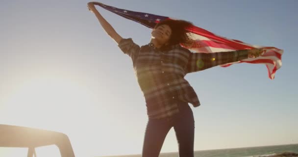 Vista Ángulo Bajo Mujer Afroamericana Ondeando Bandera Americana Camioneta Playa — Vídeo de stock