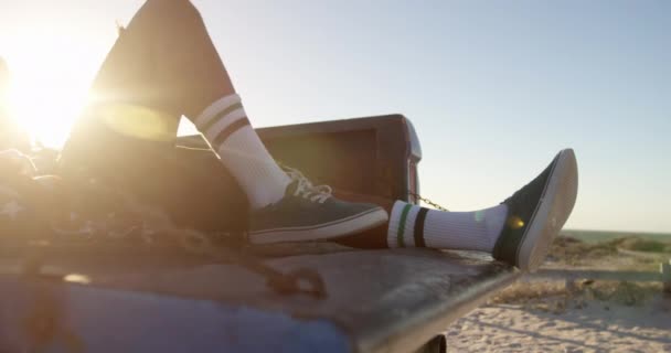 Låg Del Afrikansk Amerikansk Man Koppla Pickup Lastbil Stranden Han — Stockvideo