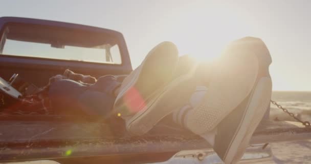 Låg Del Afroamerikanskt Par Koppla Pickup Lastbil Stranden Ben Korsade — Stockvideo