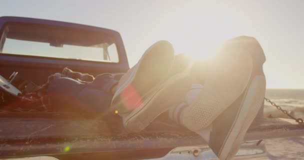 Sección Baja Pareja Afroamericana Relajándose Camioneta Playa Son Piernas Cruzadas — Vídeos de Stock