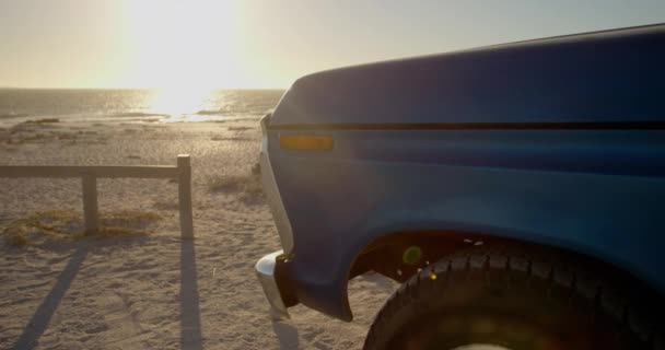 Блакитна Вантажівка Припаркована Пляжі Красиве Море Задньому Плані — стокове відео