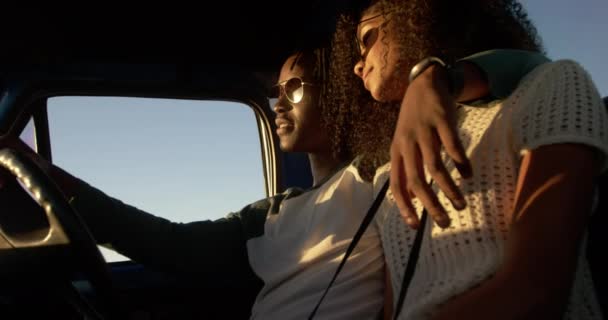 Vista Ángulo Bajo Pareja Afroamericana Sentados Juntos Camioneta Una Playa — Vídeos de Stock