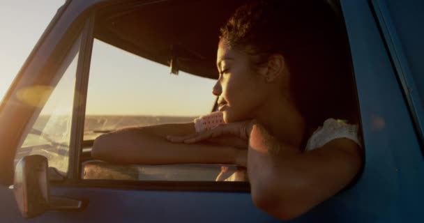 Vista Frontal Mujer Afroamericana Apoyada Ventana Camioneta Playa Ella Está — Vídeo de stock