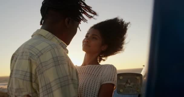 Afro Amerikalı Çift Plajda Kamyonet Yakınında Birbirlerine Kucaklıyor Konuşuyorlar Birbirlerine — Stok video
