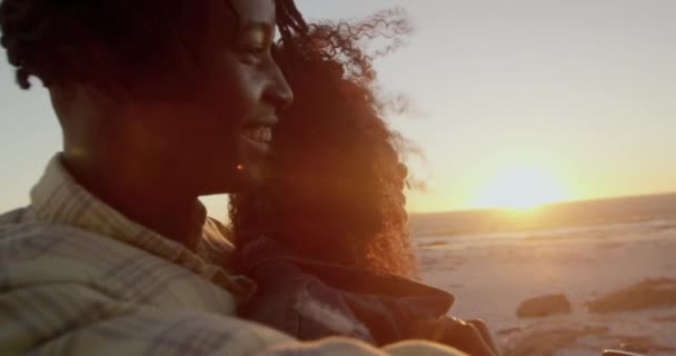 Боковой Вид Африканского Американца Обнимающего Женщину Пляже Время Заката Улыбаются — стоковое видео