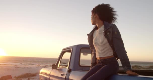 Vista Frontal Una Mujer Afroamericana Sentada Maletero Una Camioneta Playa — Vídeo de stock