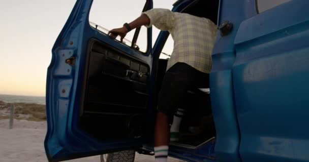Sudut Rendah Melihat Orang Afrika Amerika Masuk Truk Pickup Pantai — Stok Video
