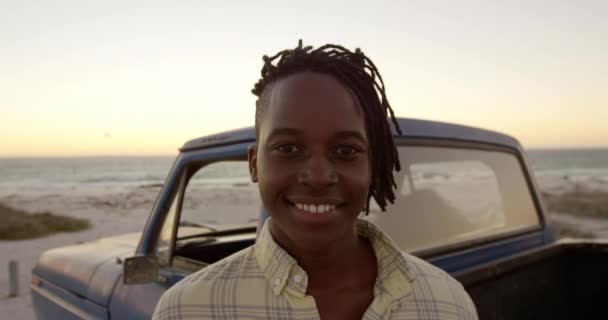 Sahilde Kamyonetin Yanında Kameraya Bakan Afro Amerikan Adamın Görünümü Gülümsüyor — Stok video