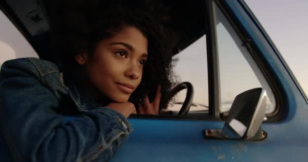 Vista Frontal Mujer Afroamericana Apoyada Ventana Camioneta Playa Ella Reflexiva — Vídeo de stock