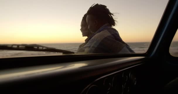 Vista Lateral Pareja Afroamericana Envuelta Manta Cerca Camioneta Playa Atardecer — Vídeos de Stock