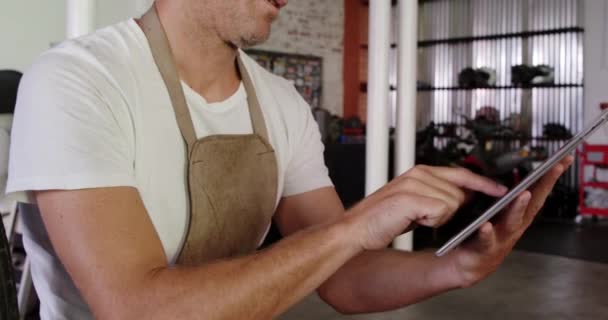 Boční Pohled Kavkazský Mužský Mechanik Používající Digitální Tablet Garáži Motorických — Stock video