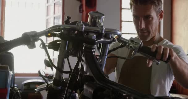 Μπροστινή Όψη Του Καυκάσιου Άνδρα Μηχανικός Επισκευή Μοτοσικλετών Συνεργείο Επισκευής — Αρχείο Βίντεο